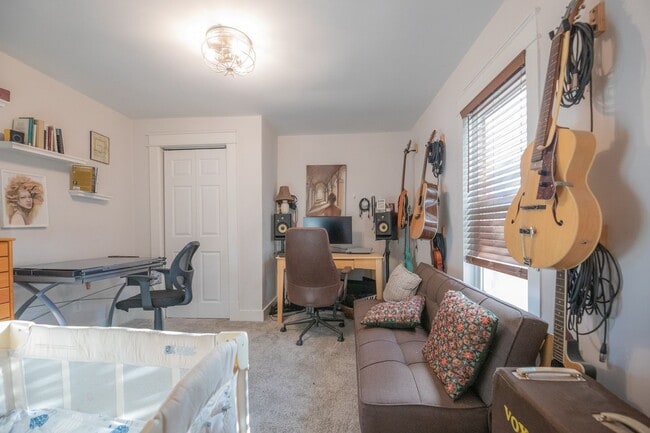 Building Photo - 2 bedroom 2 bath Madison cottage