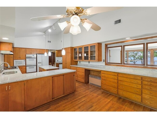 Building Photo - 6400 Greenbriar Ave