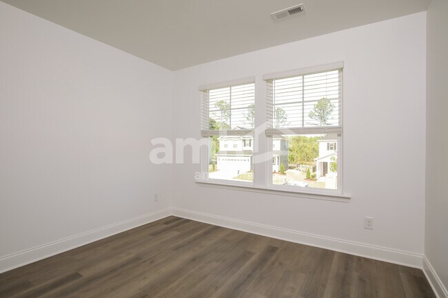 Building Photo - 120 Pond Rdg Run