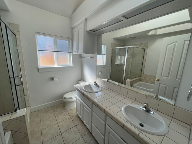 Building Photo - Lovely 3 Bed 2 Bath House in River Road Area