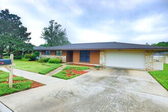 Building Photo - 3 Bedroom, 2 Bath Single Family Pool Home ...