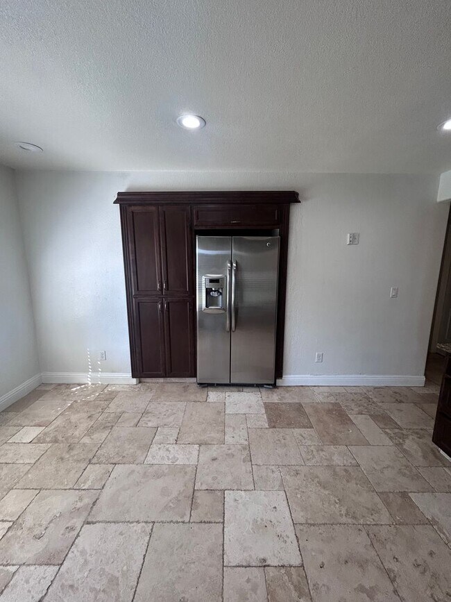 Building Photo - Now Available! 3 Bedroom Home in North West Visalia!