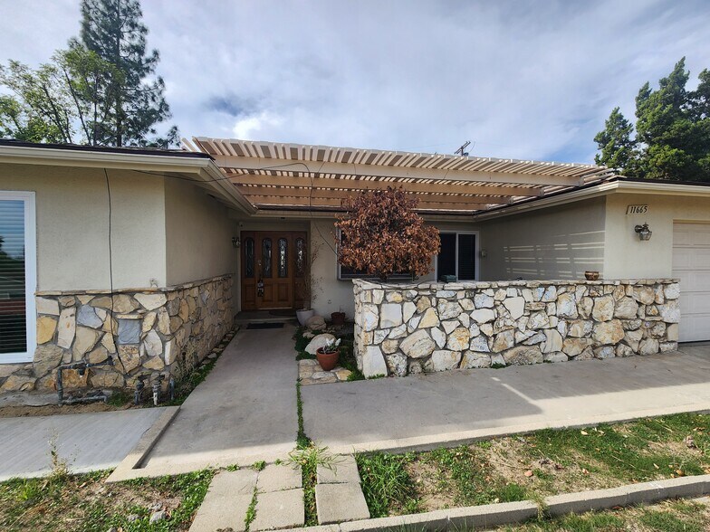 Building Photo - 11665 Babbitt Ave