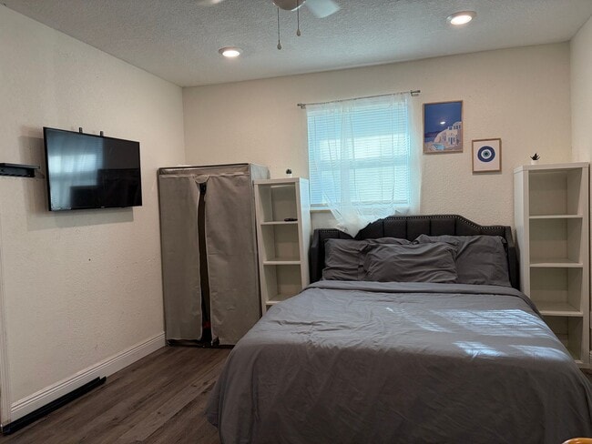 Building Photo - Renovated Studio