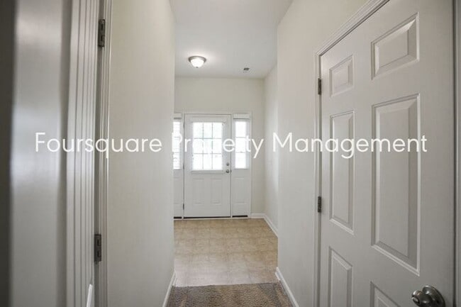 Building Photo - Townhome | Washer/ Dryer Included | Back P...