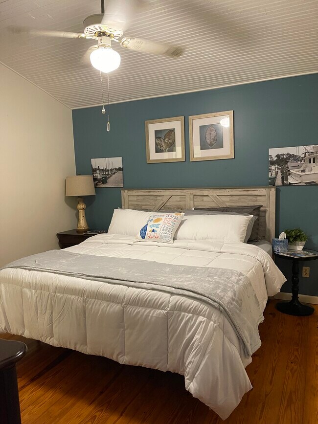 Master king Bed Suite - 403 Bechtel Blvd