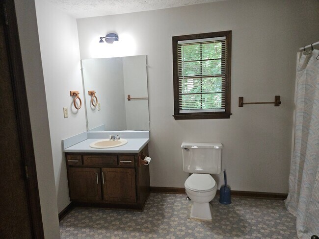 Building Photo - 520 Hardy Cir