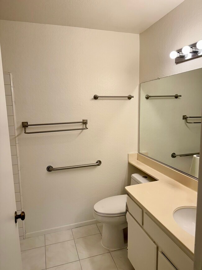 Building Photo - 3855 Thorncroft Ln