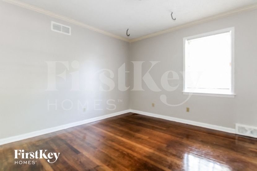 Building Photo - 4560 Parkwood Rd