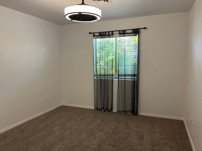 Building Photo - 3 Bedroom Pool Home