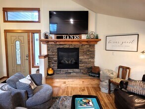 Building Photo - Hank's Hideaway in Sunriver, Furnished, all Utilities Included. Gym access, Hot Tub. 30-day Minim...