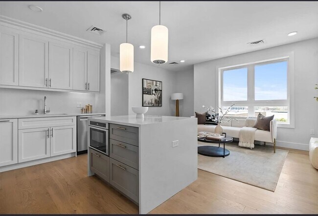 Building Photo - 301 Border St