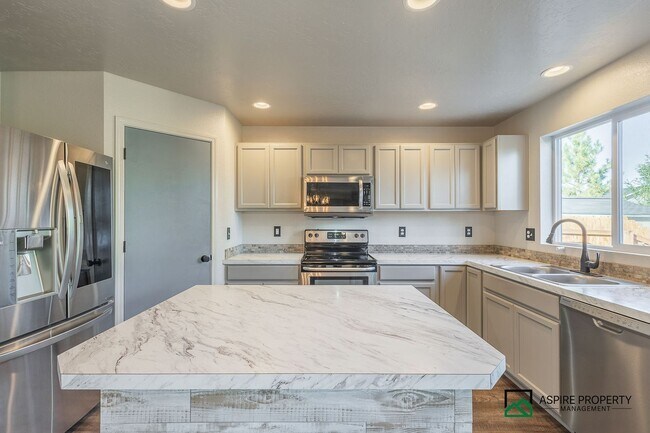 Building Photo - 4 Bed 2 Bath home for rent