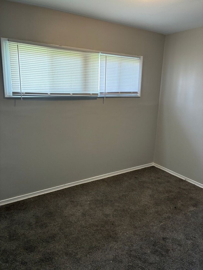 Building Photo - 3 Bedroom Home with Fenced Backyard