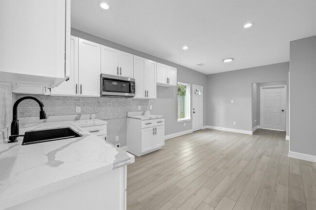 Building Photo - 12009 Meadowgreen St