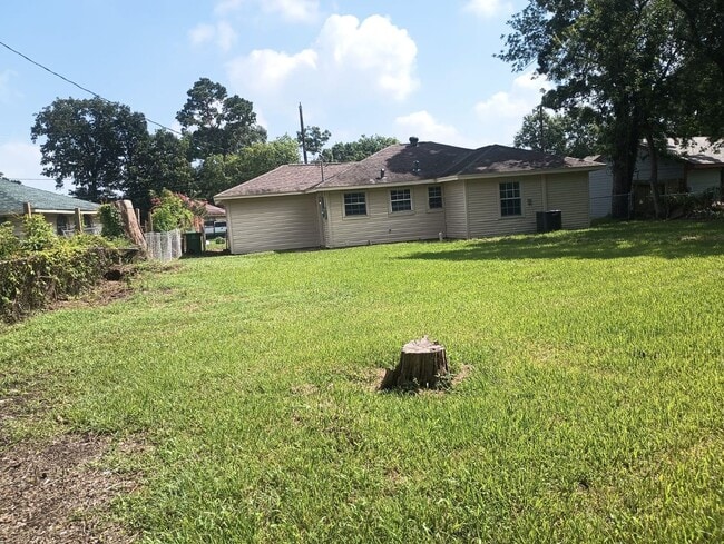 Building Photo - 3 Bedroom - Move in Ready and priced to go!