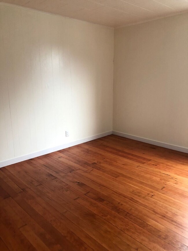 Building Photo - Stately Beauty with 3BR 1.5BA
