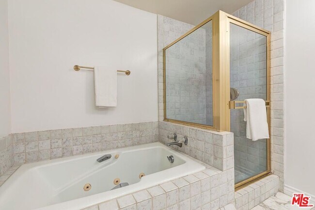 Building Photo - 5625 Cambridge Way