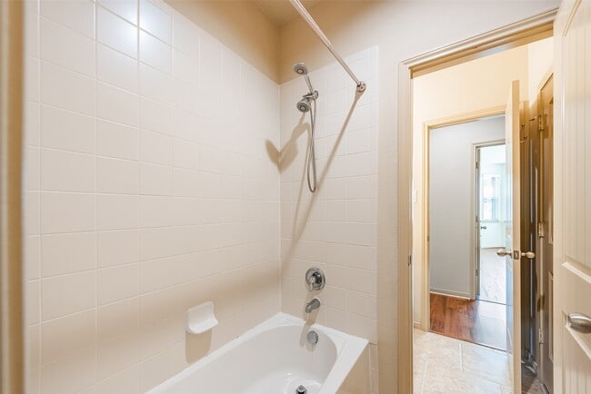 Building Photo - 3205 Featherwood Ln