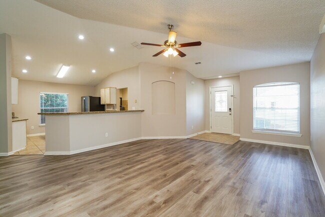 Building Photo - 2835 Southampton Dr