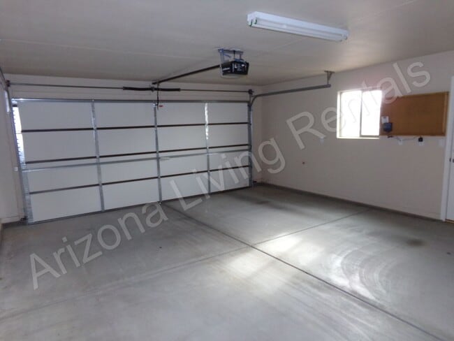 Building Photo - SUPER CLEAN 4 BEDROOM HOME