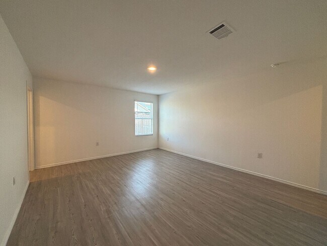 Building Photo - Almost New 3/2 in Thea Meadows