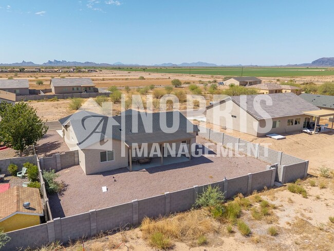 Building Photo - Beautiful Upgraded Home with Furnishings i...
