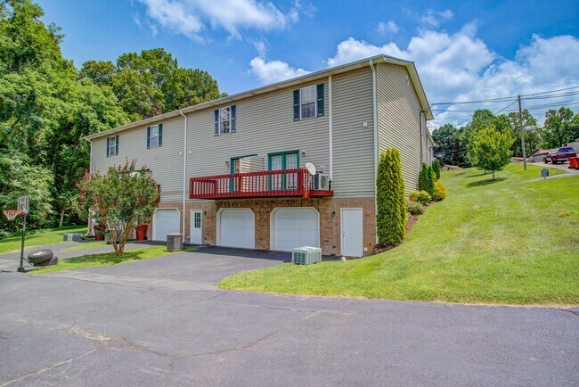 Building Photo - 3 Bedroom / 2.5 Bath Condo - Johnson City, TN
