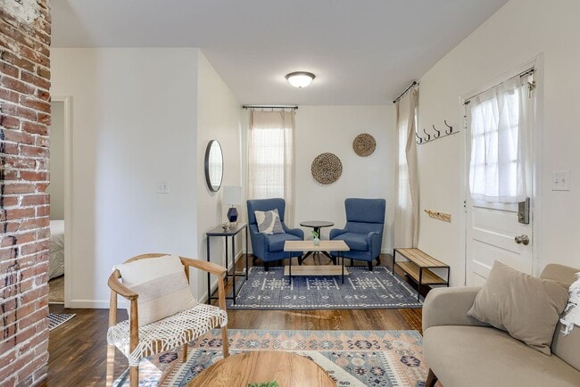 Building Photo - Charming 2 Bedroom with Fenced Yard & Parking Near Old Market!