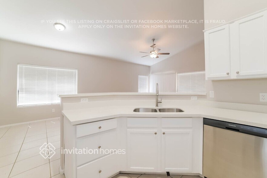 Building Photo - 5426 W Bluefield Ave