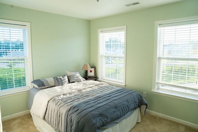 Building Photo - 4 Bedroom 3.5 Bathroom Townhome available in Suncrest Village- 06/4/2026