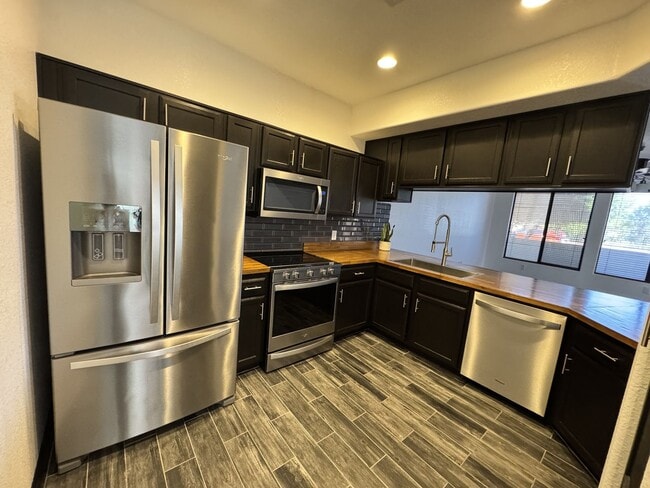 Building Photo - Modern Remodeled Condo with 3 Ensuite Bedr...