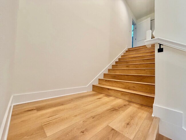 Building Photo - Brand New Custom 5/3.5 Home Steps from Downtown Winter Garden!