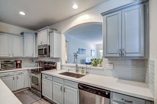 Building Photo - Del Rio Ranch Beauty