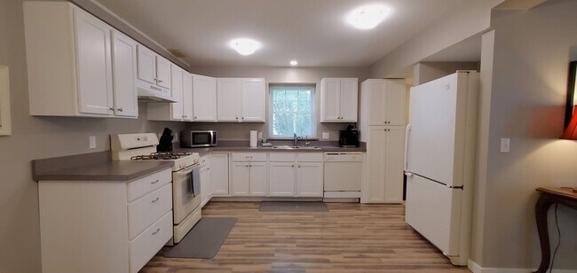 Building Photo - Furnished 3 Beds/2 Baths Old Mission Penin...