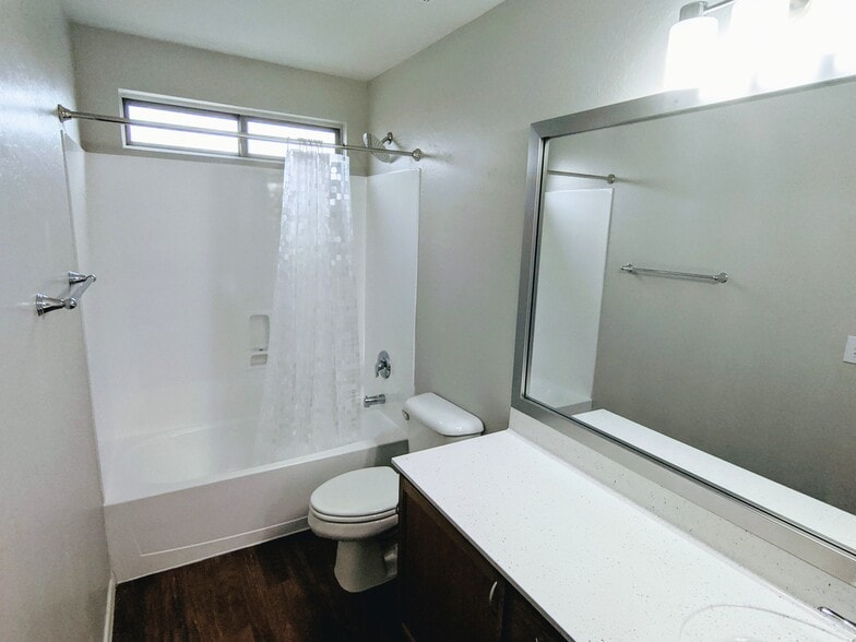 Master bathroom - 11813 W Maui Ln