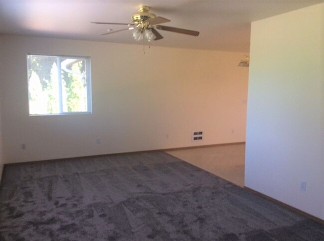 Building Photo - 3 Bdrm/2.5 Bath Townhome Style Duplex - Av...