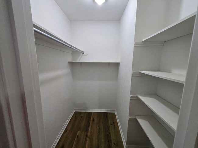 Building Photo - Stunning 4-bd 2.5 bath