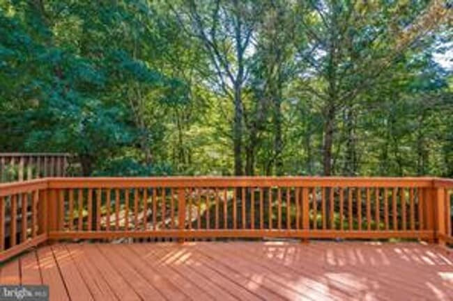 Building Photo - WELL MAINTAINED TOWNHOUSE WITH ONE CAR GARAGE, DECK,
