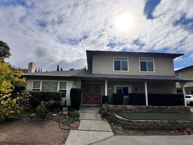 Building Photo - 3 Bedroom, 2.5 bath with Private Patio, At...