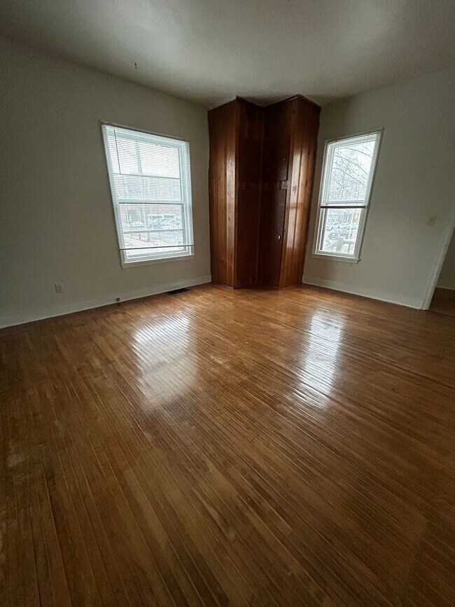 Building Photo - GB - 02 - Duplex