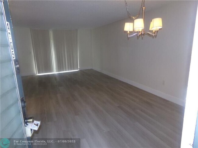Building Photo - 1830 N Lauderdale Ave