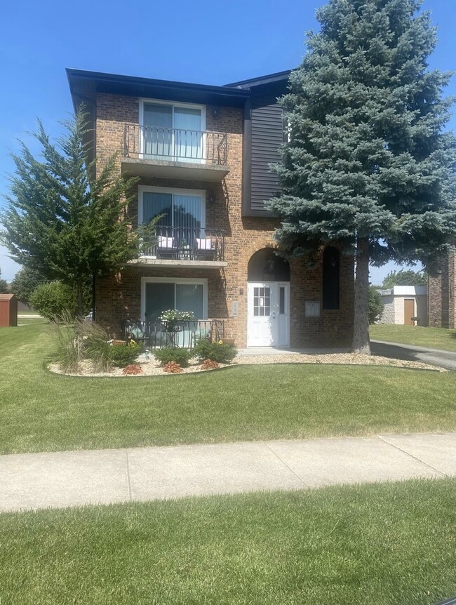 Primary Photo - 16558 Crescent Ave