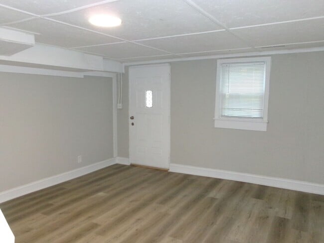 Building Photo - Classic ranch style home with basement for...