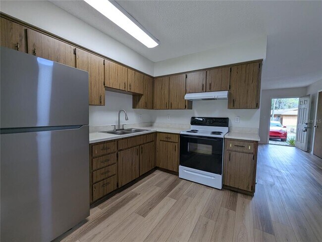 Building Photo - 20032 Suncrest Dr