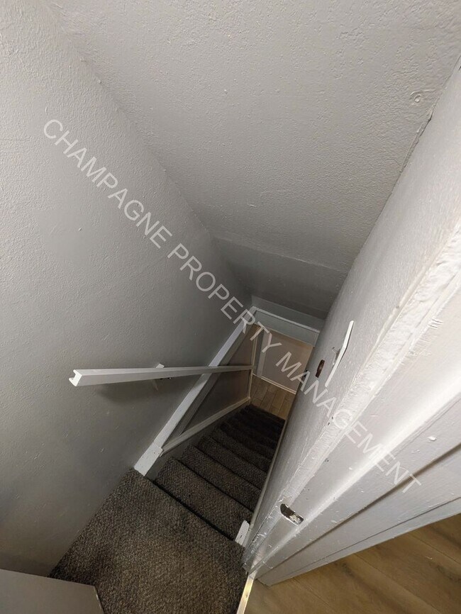 Building Photo - 3 Bedroom Home, conveniently located near UMKC!