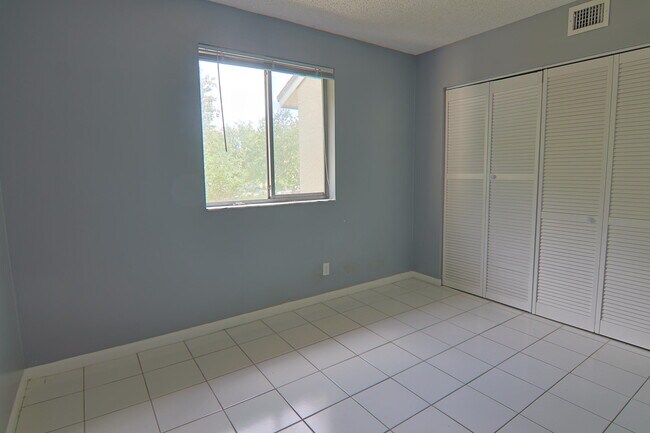 Building Photo - 719 Gardens Dr