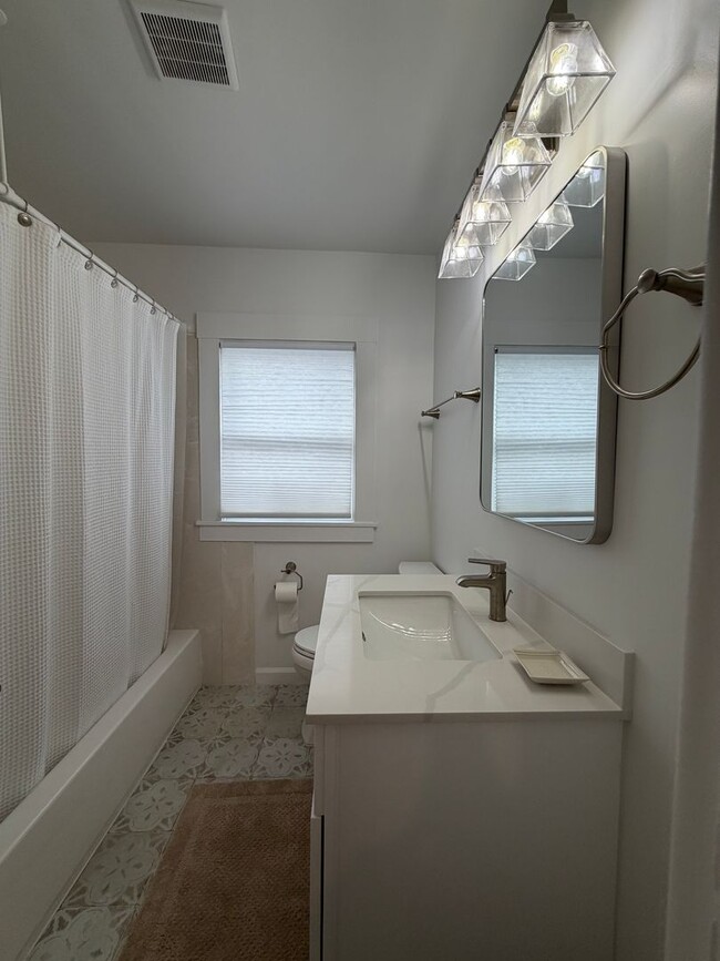 Building Photo - 879 E 28th St