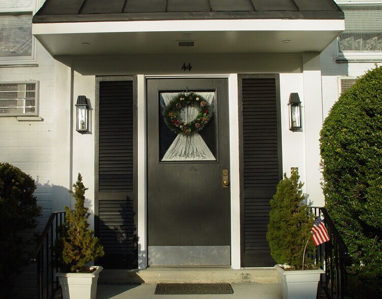 Building Photo - 44 Avon Cir