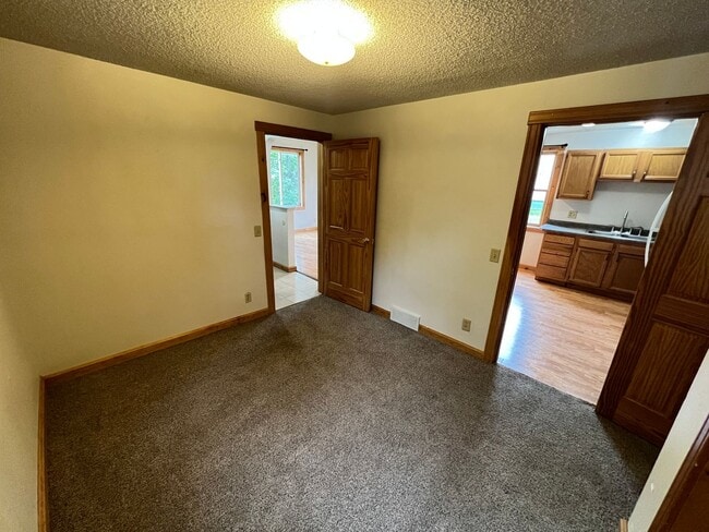 Building Photo - Spacious 3bd/2ba - AVAILABLE NOVEMBER!